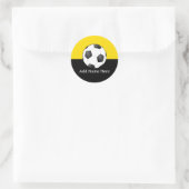 黄色と黒の背景のサッカーボール ラウンドシール (バッグ)