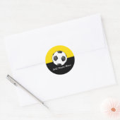 黄色と黒の背景のサッカーボール ラウンドシール (封筒)