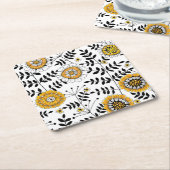 黄色と黒葉のドードルの花と花 スクエアペーパーコースター (アングル)
