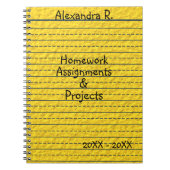黄色によって並べられる学校紙の宿題の割り当て ノートブック (正面)