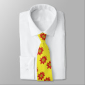 黄色にスパイクオレンジと赤い花 ネクタイ (タイ)