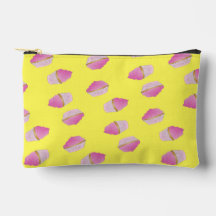 黄色にピンクのイチゴのカップケーキ