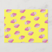 黄色にピンクのイチゴのカップケーキ ポストカード (正面)