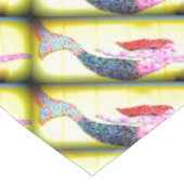 黄色に泳ぐ水中ピンクの人魚 テーブルクロス (アングル)