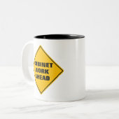 黄色のおもしろいキャビネットの作業の前に注意の道路標識 ツートーンマグカップ (正面左)