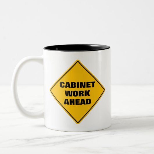 黄色のおもしろいキャビネットの作業の前に注意の道路標識 ツートーンマグカップ (左)