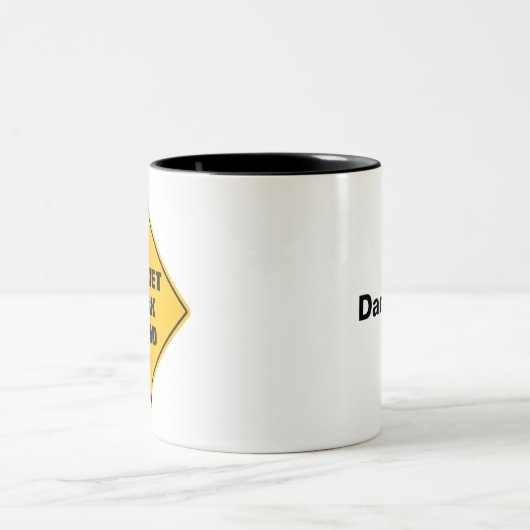 黄色のおもしろいキャビネットの作業の前に注意の道路標識 ツートーンマグカップ (中央)