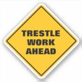 黄色のおもしろいトレッスル工事前道路標識 シール (正面)