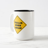 黄色のおもしろいトレリスは前方の注意道路標識 ツートーンマグカップ (正面左)