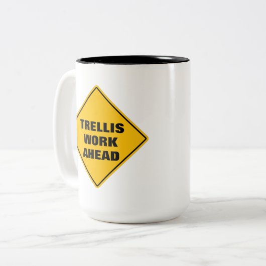 黄色のおもしろいトレリスは前方の注意道路標識 ツートーンマグカップ (正面左)