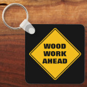 黄色のおもしろい木工の前方の注意の道路標識 キーホルダー (正面)