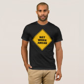 黄色のおもしろい網工事の前に注意の道路標識 Tシャツ (正面フル)