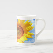 黄色のひまわりとミツバチが青い空のマグカップ ボーンチャイナマグカップ (右)
