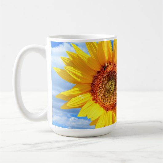 黄色のひまわりとミツバチの青い空のコーヒーマグ コーヒーマグカップ (左)
