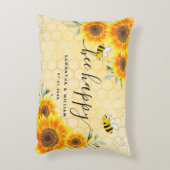 黄色のひまわりと蜂のいる、素朴なウェディングカップルのイラスト アクセントクッション (裏面(縦))
