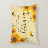 黄色のひまわりと蜂のいる、素朴なウェディングカップルのイラスト アクセントクッション (正面(垂直))