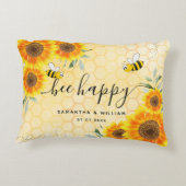 黄色のひまわりと蜂のいる、素朴なウェディングカップルのイラスト アクセントクッション (裏面)