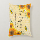 黄色のひまわりと蜂のラスティックな結婚式のカップル アクセントクッション (正面(垂直))