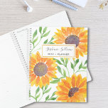 黄色のひまわりパーソナライズされた花 プランナー手帳<br><div class="desc">ひまわりの花が喜びを与える!だから楽しむこの明るい日当たりの良い黄色のひまわりパターンプランナーであなたの年を計画する。黄色い水色のヒマワリと葉緑のプランナーは白い背景にあり、あなたの名前と年とカスタマイズこのを使用することができる。オリジナル水彩©ミケーレ・デイヴィス。</div>