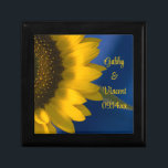 黄色のひまわり結婚が青 ギフトボックス<br><div class="desc">カスタマイズかわいらしYellow Sunflower on Blue 結婚's Photo Gift Box新郎新婦の個人名と夏または秋の結婚式の日。新婚パーソナライズされた者の記念ギフトを作る感謝していか、付き添い人や花嫁やブライダルパーティのギフトを作る結婚。青い背景カスタムに黄色いひまわり花のフローラ写真が飾られた美しい植物園のギフトボックス。</div>