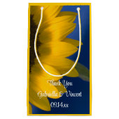 黄色のひまわり青サンフラワーオンブルー結婚サンキュー スモールペーパーバッグ (正面)