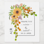 黄色のひまわり、アーチとイニシャル秋の結婚式 ワインラベル (シングルラベル)