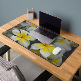 黄色のアメリカの花、プルメリア写真 デスクマット