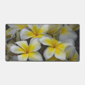 黄色のアメリカの花、プルメリア写真 デスクマット (正面)