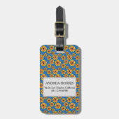黄色のオレンジ色の花のパターンをパーソナライズ ラゲッジタグ (正面縦)