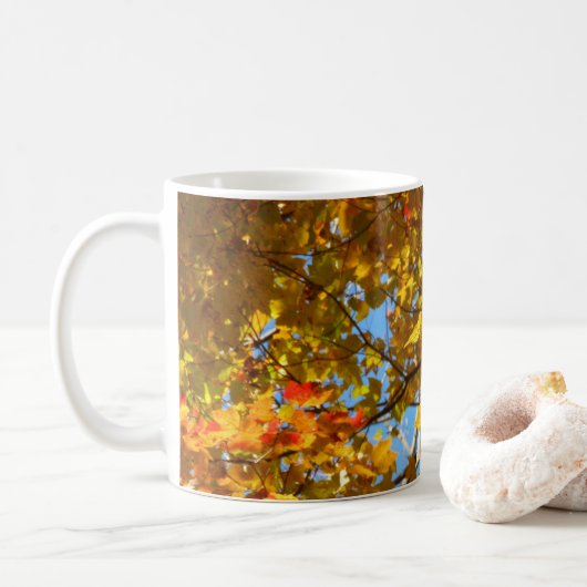 黄色のカエデの葉と青空 コーヒーマグカップ (ドーナツ)