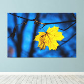 黄色のカエデの葉（青） キャンバスプリント (インサイチュ (ウッドフロア))