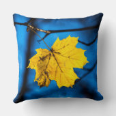 黄色のカエデの葉（青） クッション (裏面)