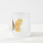 黄色のカリフォルニアポピーを持つ花蝶 フロストグラスマグカップ (正面左)