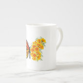 黄色のカリフォルニアポピーを持つ花蝶 ボーンチャイナマグカップ (正面右)