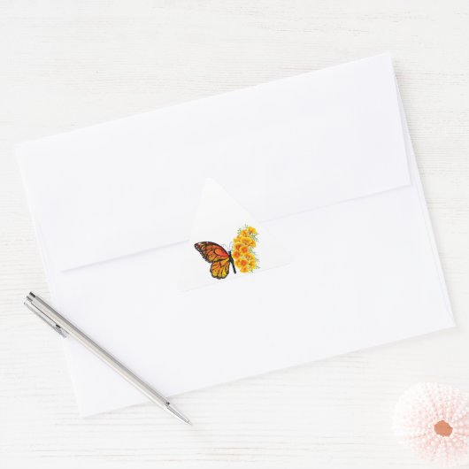 黄色のカリフォルニアポピーを持つ花蝶 三角形シール (封筒)