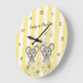 黄色のキュートなベイビーコアラのツインベッドルーム/子供部屋 ラージ壁時計 (傾斜)