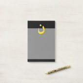 黄色のキリスト教のNazareneの精神的な記号 ポストイット (デスク上)