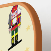 黄色のクリスマスナツクラッカーパターン ピックルボールラケット (左詳細)