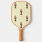 黄色のクリスマスナツクラッカーパターン ピックルボールラケット (裏面)
