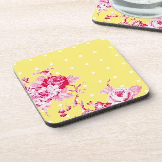 黄色のコルクコースターにピンクのバラ コースター (左側)
