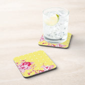 黄色のコルクコースターにピンクのバラ コースター (右側)