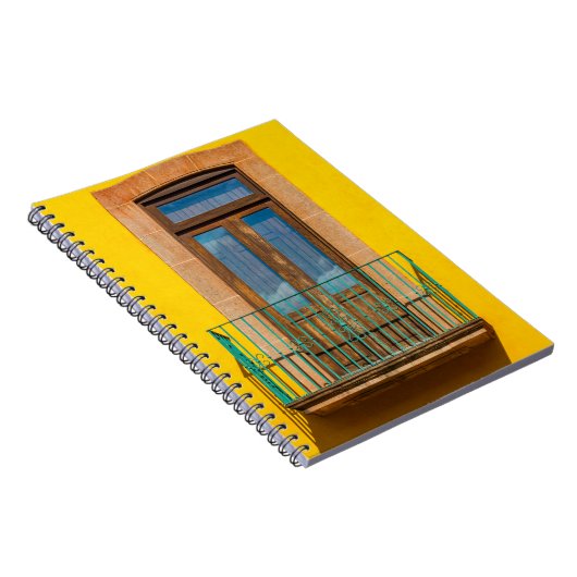 黄色のコンクリートの上の青い木製のドア建物 ノートブック (右側)