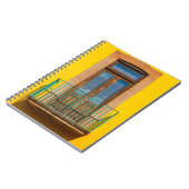 黄色のコンクリートの上の青い木製のドア建物 ノートブック (左側)