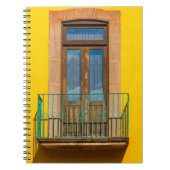 黄色のコンクリートの上の青い木製のドア建物 ノートブック (正面)