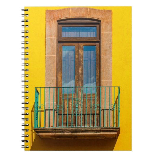 黄色のコンクリートの上の青い木製のドア建物 ノートブック (正面)