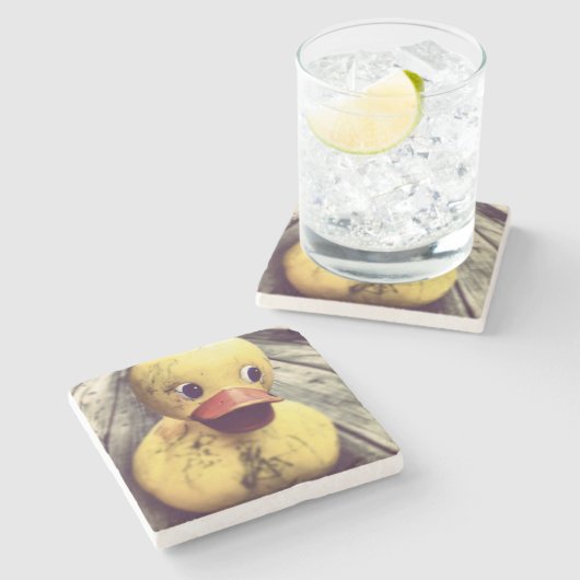 黄色のゴムダッキー（アヒルちゃん）が汚れでおおわれている！ ストーンコースター (横)