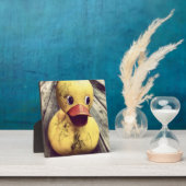 黄色のゴムダッキー（アヒルちゃん）が汚れでおおわれている！ フォトプラーク (インサイチュ)