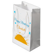 黄色のサンブルー星ハッピーバースデー追加の名前文字 スモールペーパーバッグ (裏面アングル)