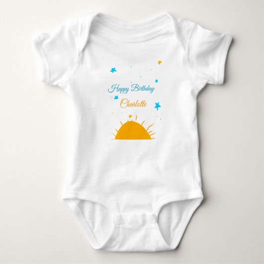 黄色のサンブルー星ハッピーバースデー追加の名前文字 ベビーボディスーツ (正面)