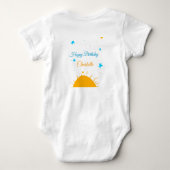 黄色のサンブルー星ハッピーバースデー追加の名前文字 ベビーボディスーツ (裏面)